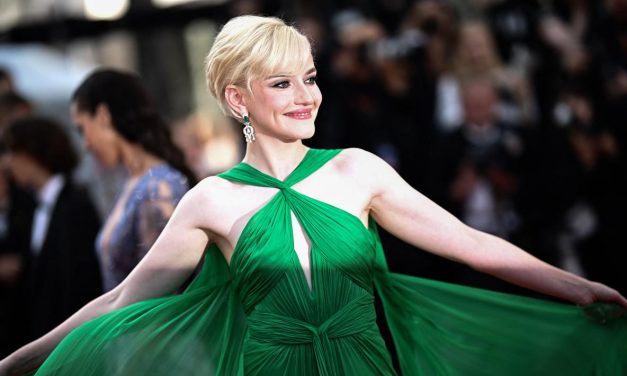 Julia Garner: Perjalanan Karier Yang Bersinar Di Industri Hollywood